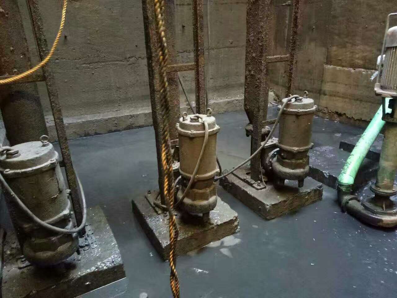 铁东污水池清理